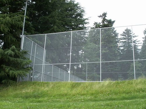 貴陽(yáng)安裝體育場(chǎng)勾花網(wǎng)圍欄 運(yùn)動(dòng)場(chǎng)圍欄便宜 質(zhì)量保證