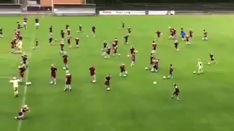 足球場100個人同時被犯規假裝倒下